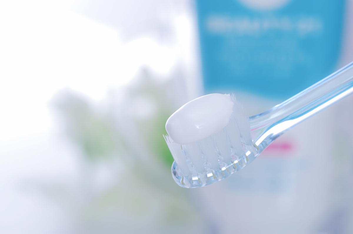 フッ素入りの歯磨き剤を使う